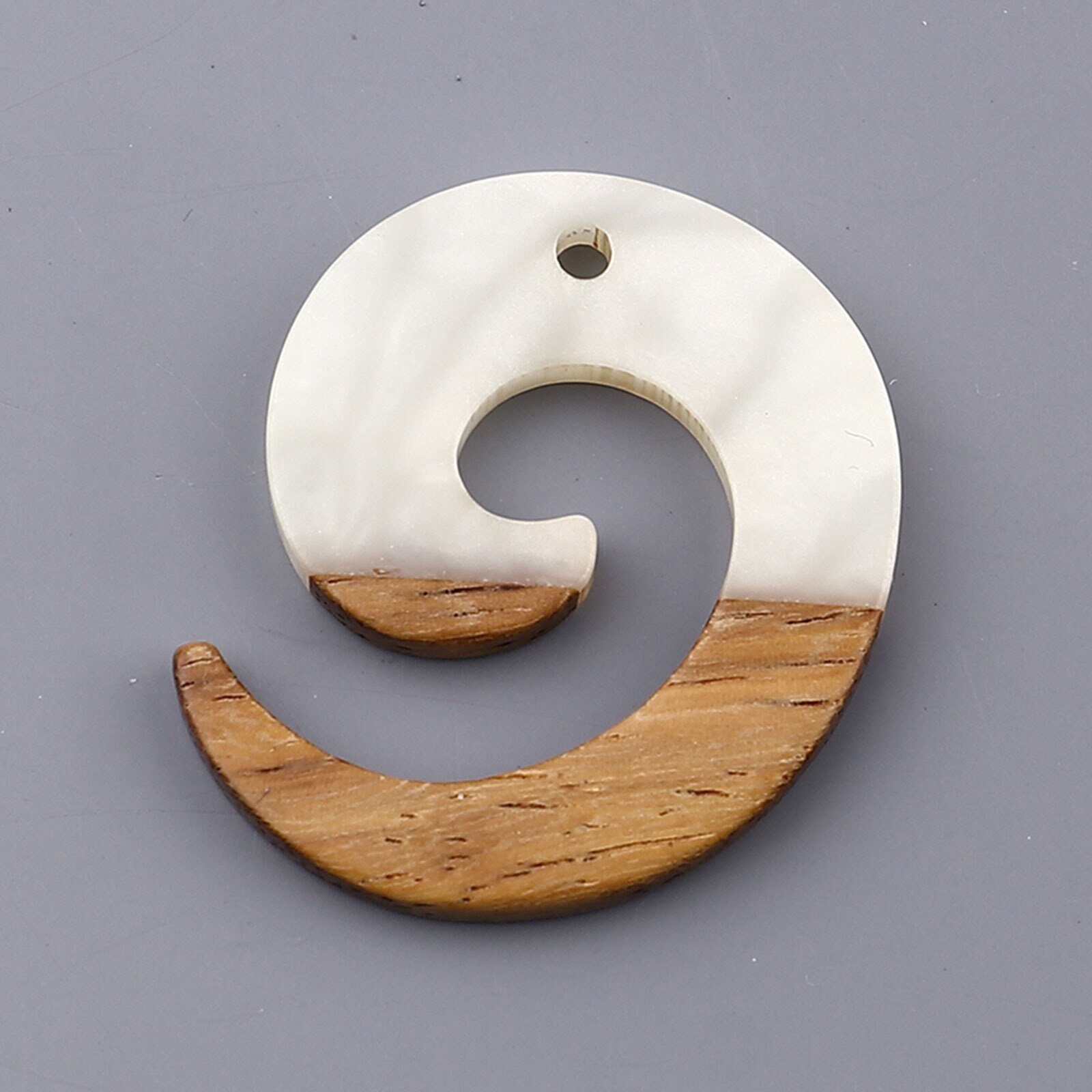 DoreenBeads – pendentifs faits à la main en résine et bois naturel, breloques tourbillon pour fabrication de boucles d'oreilles, bijoux 28x24mm, 3 pièces: Beige