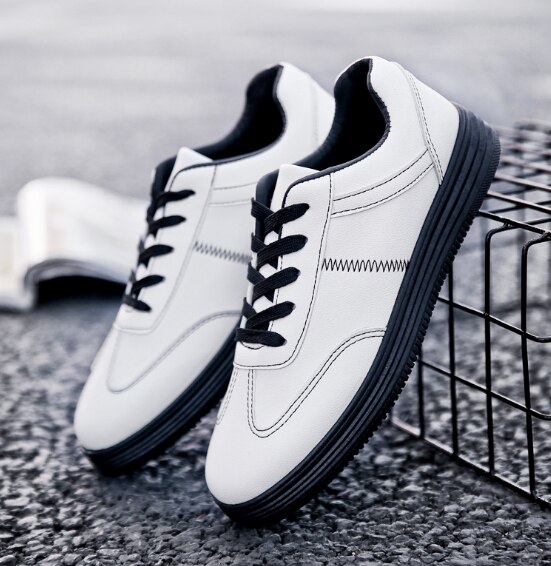 Män sneakers mjukt läder fritidsskor platt märke sneakers herr vita skor svarta plattor: Svart / 44