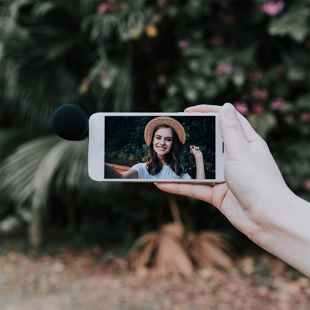 Andoer MIC06 Mini Plug-in Smartphone Microphone Mic for Smartphone Video Recording Live Broadcast Online Singing Chatting