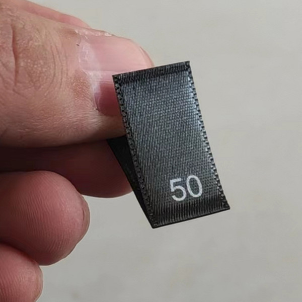 50 stk. sorte satin størrelsesmærker til tøj nummer 34 36 38 40 42 44 46 48 50 52 54 56 58 60 62 print størrelser mærkater fabrik: Pistol metal