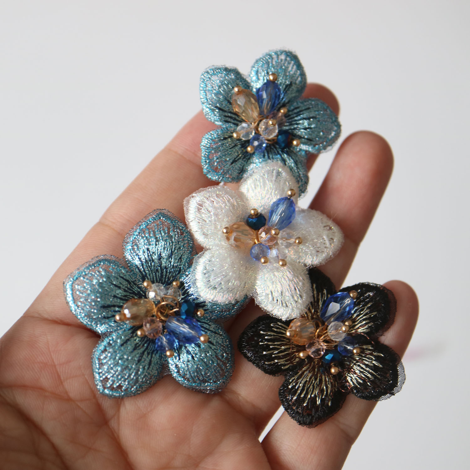 4 Uds DIY parches de cuentas de diamantes de imitación de flores 3D para ropa apliques de encaje bordado para bolsos parches decorativos apliques insignia