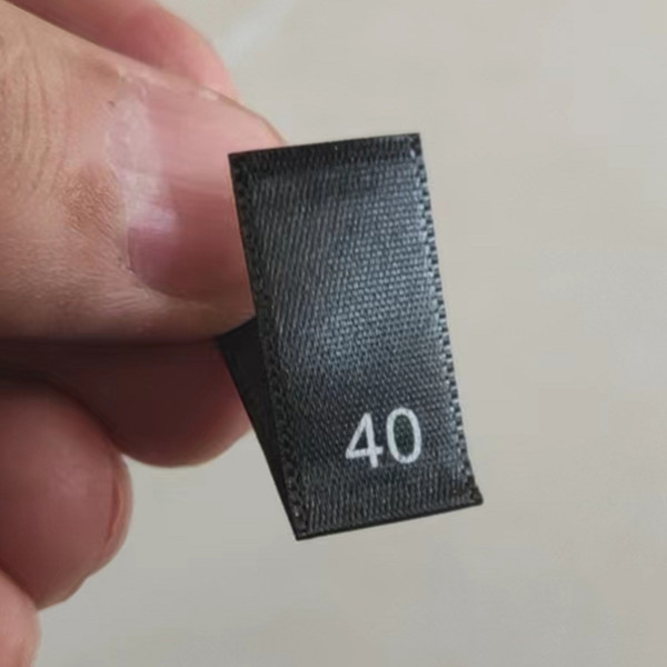 50 stk. sorte satin størrelsesmærker til tøj nummer 34 36 38 40 42 44 46 48 50 52 54 56 58 60 62 print størrelser mærkater fabrik: Antik sølv