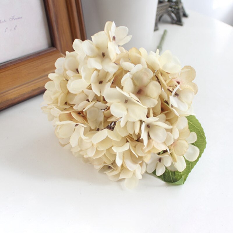 Kunstig silke hortensia bryllups scene layout brud, der holder blomster indendørs dekorationer blomst væg efterårs dekoration til hjemmet: Beige