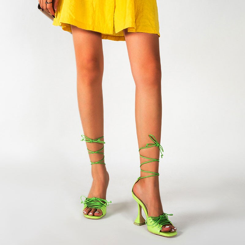 Genshuo sommar dam sandaler pu snörning knut dam högklackade sandaler sexiga neongröna kvinna skor sandalen pump