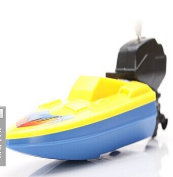 Plastbåd på kæden af børn, der leger i vandet svømning motorbåd båd bås urværk legetøj
