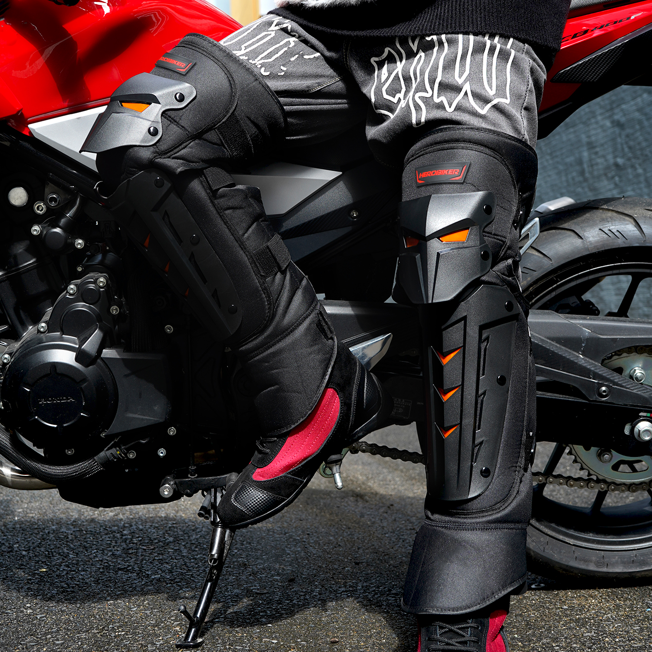 Equipaggiamento per la protezione del ginocchio del motociclo Sport all'aria aperta Ginocchiere da motocross Attrezzatura per la protezione anticaduta del motociclo per le corse di uomini e donne