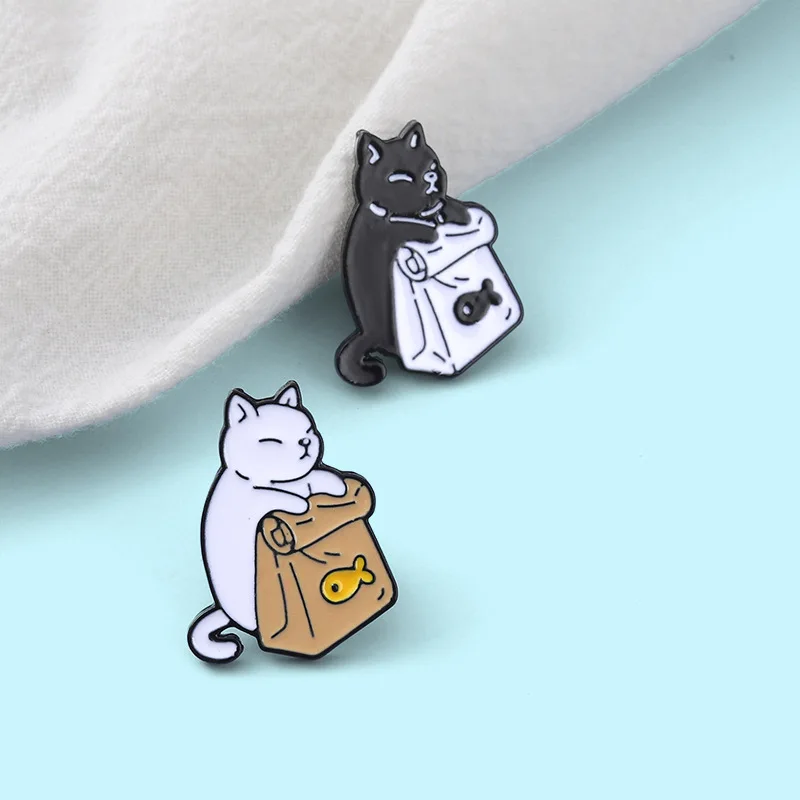 Leuke Zwart Witte Katten Emaille Pins Vis Broches Cartoon Dier Badges Denim Revers Metalen Pin voor Kinderen Vrouwen Tassen Rugzak Kleding