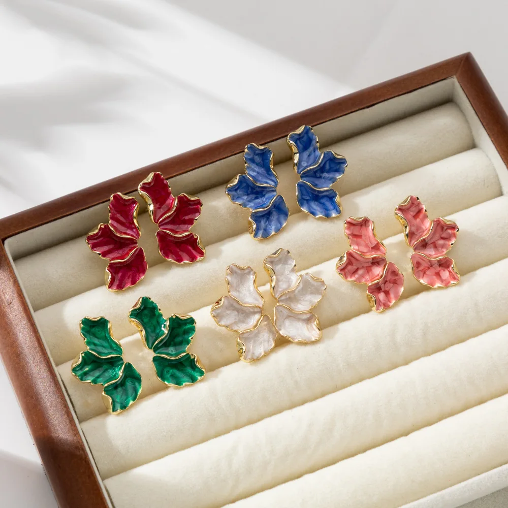 Pendientes de tuerca de color crema con flores de Metal para mujer, pendientes de poste irregulares chapados en Color dorado a la , pendientes llamativos de pesado