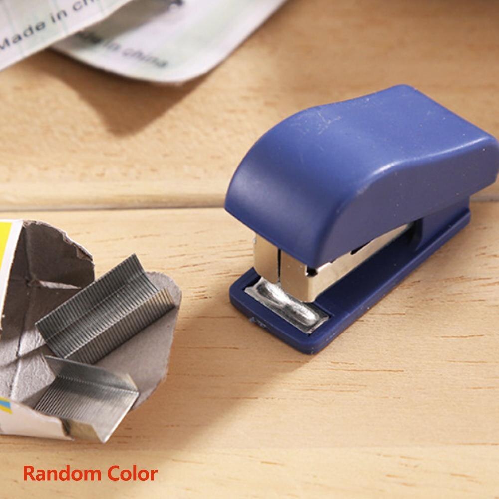 1 pc bærbare kawaii super mini hæftemaskiner nyttige mini papirvarer sæt kontor tilfældige små hæftning bindende farve hæfteklammer  w6 i 3