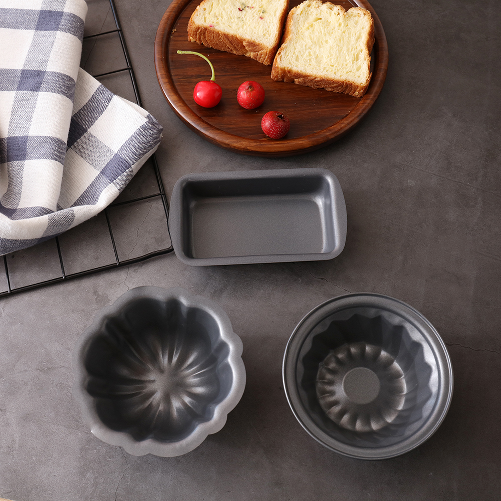 4 Inch Baking Pan Carbon Steel Rabbit Heart Bear Shape Bread Pans Non-stick Bakeware Cake Tools Tray Pans Home &amp; Kitchen