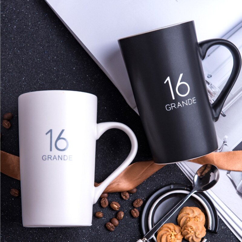 420/580ml keramiska muggar bokstavsnummer mönster muggar med sked lock svart och guld mjölk kaffekopp drinkware