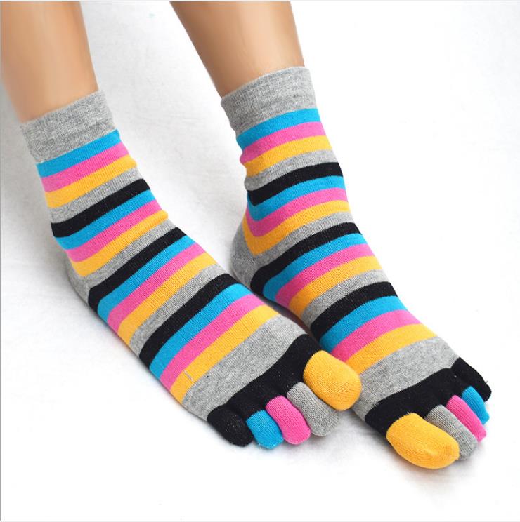 Chaussettes à rayures amusantes pour femmes, chaussettes en coton à cinq doigts, chaussettes décontractées et douces avec orteils, chaussettes colorées 5 couleurs 35-39: Gris