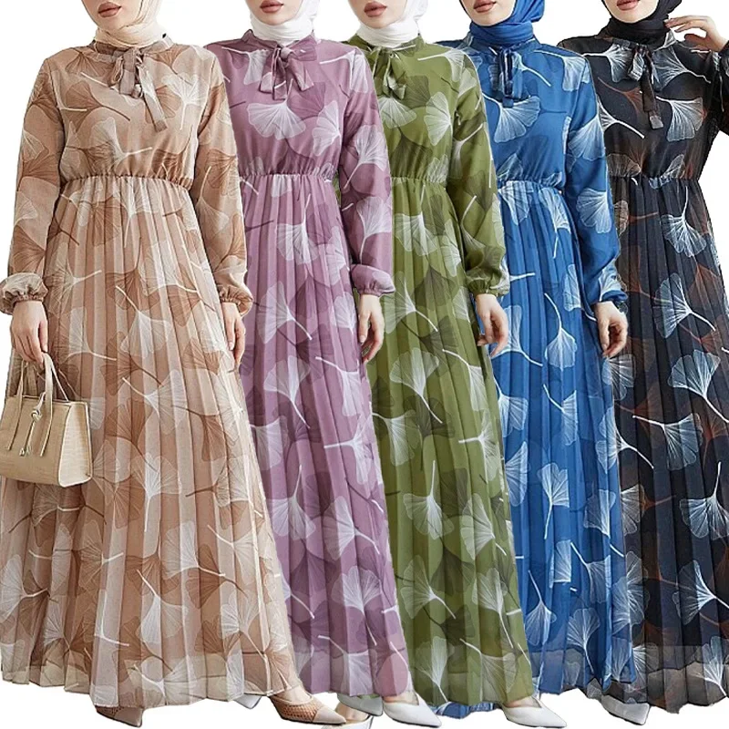 Abaya, l'abito musulmano da donna del medio oriente. È un nuovo vestito alla moda con stampa A foglia di stile con una cintura di Dubai, arabia.