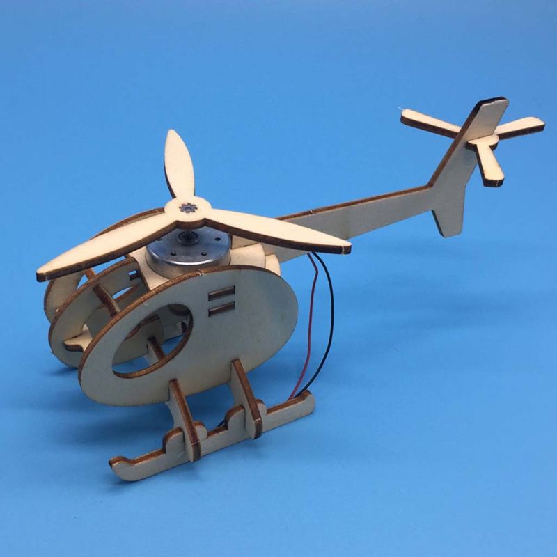 3d monteer een op zonne-energie aangedreven helikoptervliegtuig met puzzeltechnologie van hout