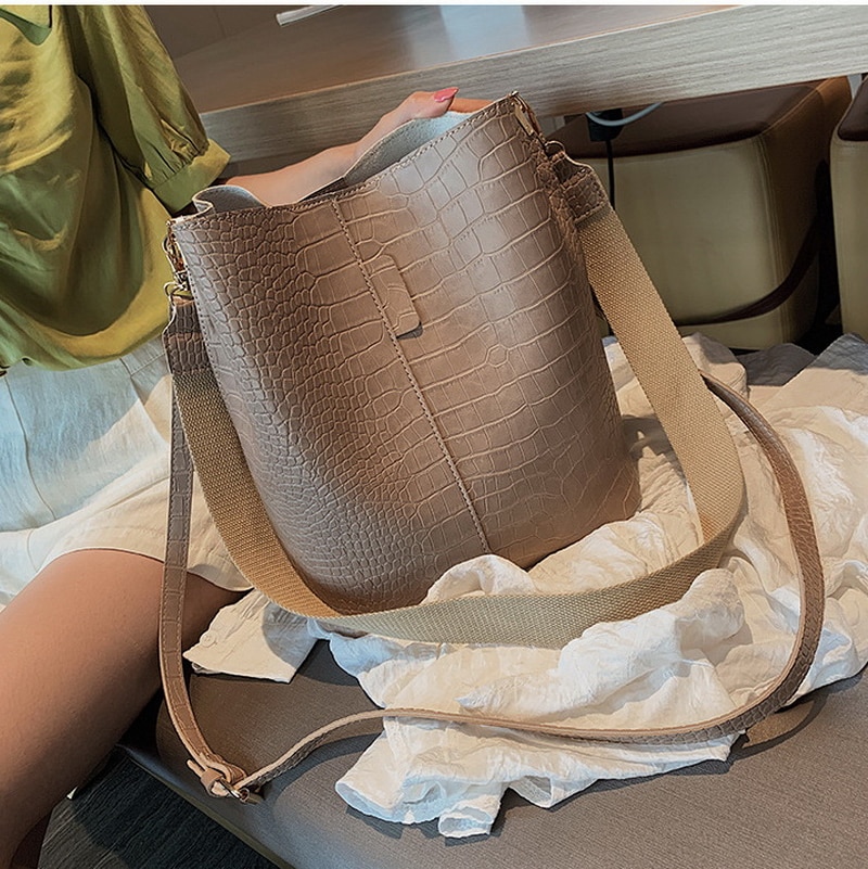 Ansloth Crocodile Crossbody Bag For Women Shoulder Bag Brand Women Bags Luxury PU Leather Bag Bucket Bag Handbag HPS405: Khaki