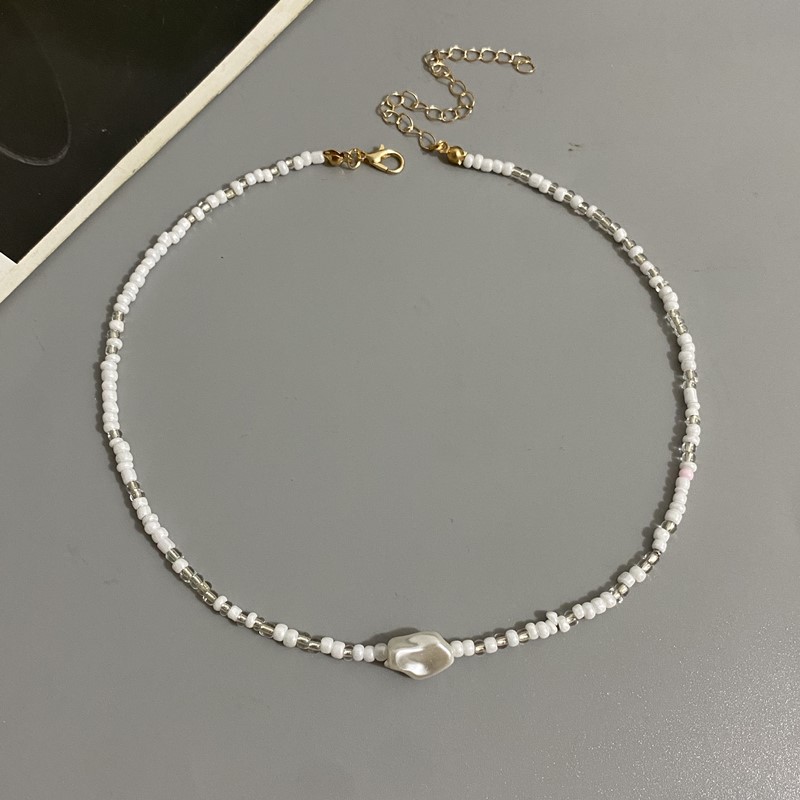Boho perlehalskæde til kvinder imiteret perle frøperlekæde kort choker halskæde håndlavede smykker til kvinder: Imiteret rhodineret