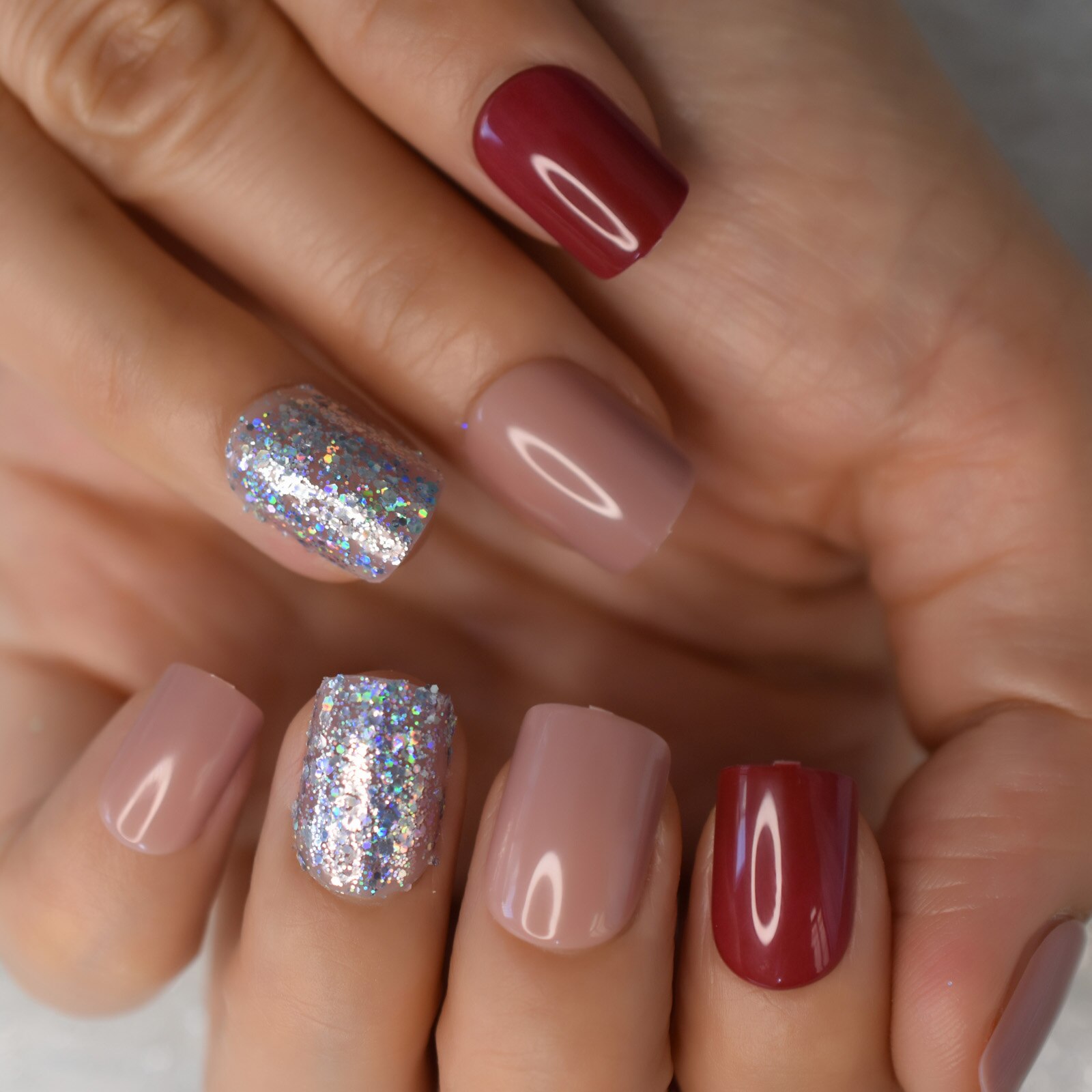 26 pièces de Faux Ongles en Gel, mélange de paillettes, holographiques, carrés, courts, de couleur rose, rouge foncé