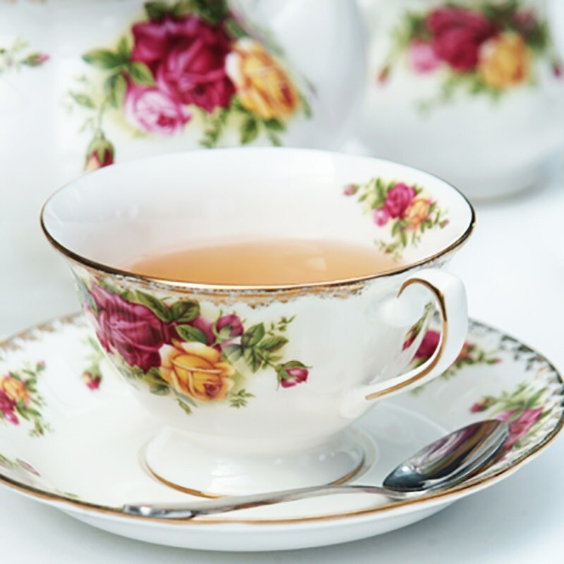 Bone Porcelain European Coffee Cup and Saucer Red and Blue Rose Tea Cup Light Luxury Rural Style Afternoon Tea Set 195ml, 1 cup.