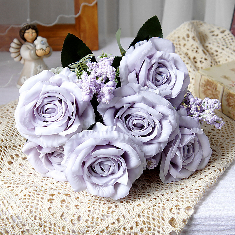 Bella Camera Da Letto Con Un Grande Letto Coperto Di Petali Di Rosa, Fiori E Candele Fotografia Stock - Immagine di honeymoon, eleganza: 301298372