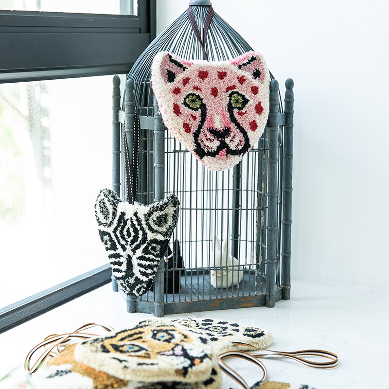 Léopard inde animal modélisation petit pot de laine caboteur caboteur coussin d'isolation à la main décoration de la maison pendentif