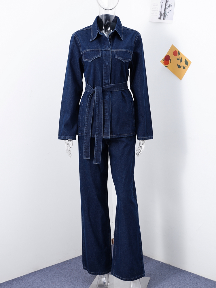 Vintage tweedelig denim set voor dames, bestaande uit een single-breasted jasje met revers en riem, en een bijpassende high-waist straight leg jeans. een casual outfit voor elke dag.