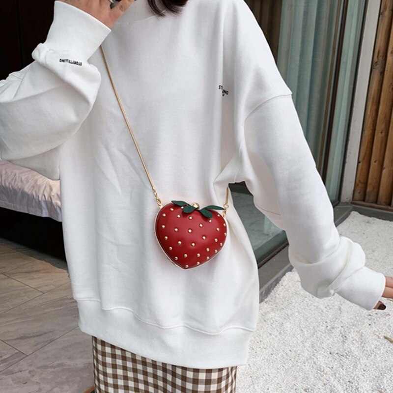 Fggs-strawberry bag wild hit color söt budbagsväska clutch söt hjärtformad jordgubbskedjefodral dam kedjeplånbok axel