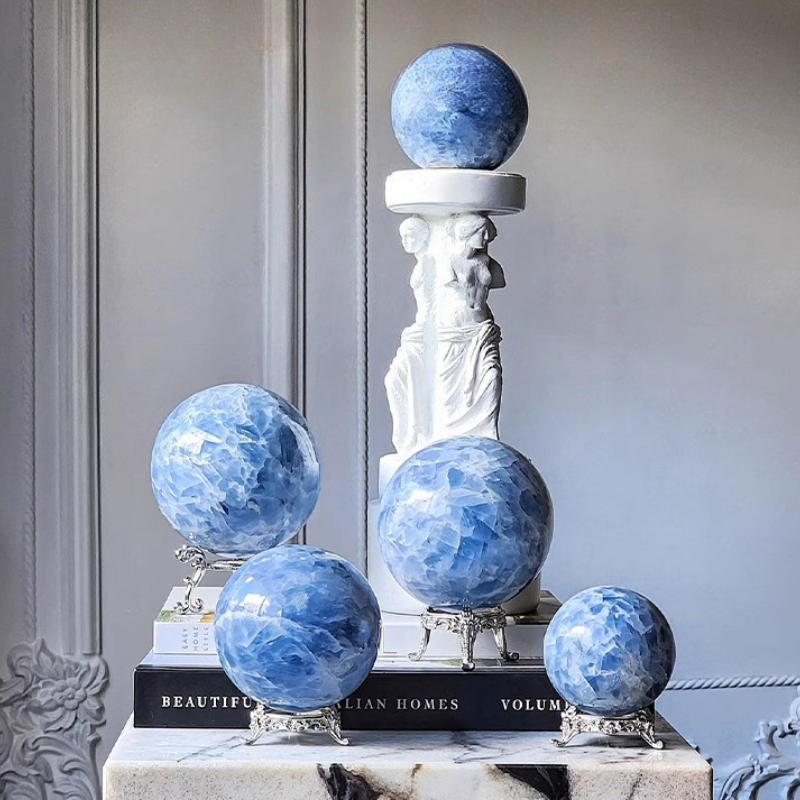 Helt naturlig celestitt krystallkule, de blå utsøkte yogakrystallkulene i tre tilfeldige farger til hjemmedekorasjon
