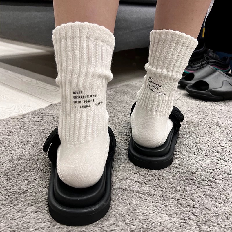 Lustige Stickerei-Buchstaben-Baumwollsocken, koreanische Straße, europäische und amerikanische -Socken, Faden-Mittelrohrsocke für Männer und Frauen