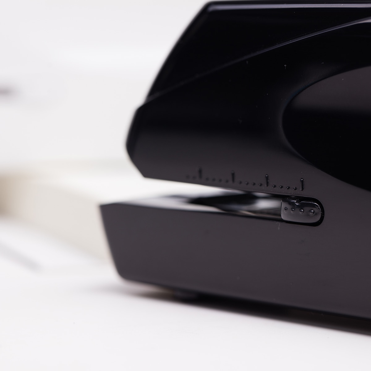 Deli Electric Stapler Machine Rechargeable Battery Automatic Electric Stapler Stationery Office Accessories School