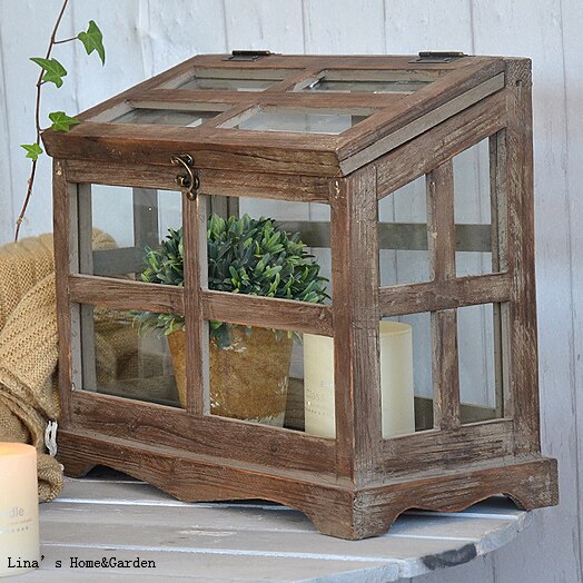 Mini serre vintage, artisanal avec cadre en bois brun antique, panneau en verre