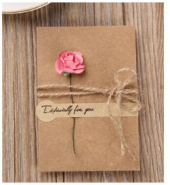 10 stuks/ diy kraftpapier handgemaakte gedroogde bloemen uitnodigingsgroetkaart met envelop kerst bruiloft verjaardag bedankjes kaarten: Roze roos groot