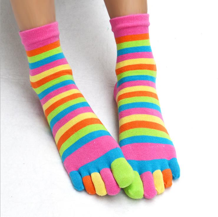 Chaussettes à rayures amusantes pour femmes, chaussettes en coton à cinq doigts, chaussettes décontractées et douces avec orteils, chaussettes colorées 5 couleurs 35-39: Rose