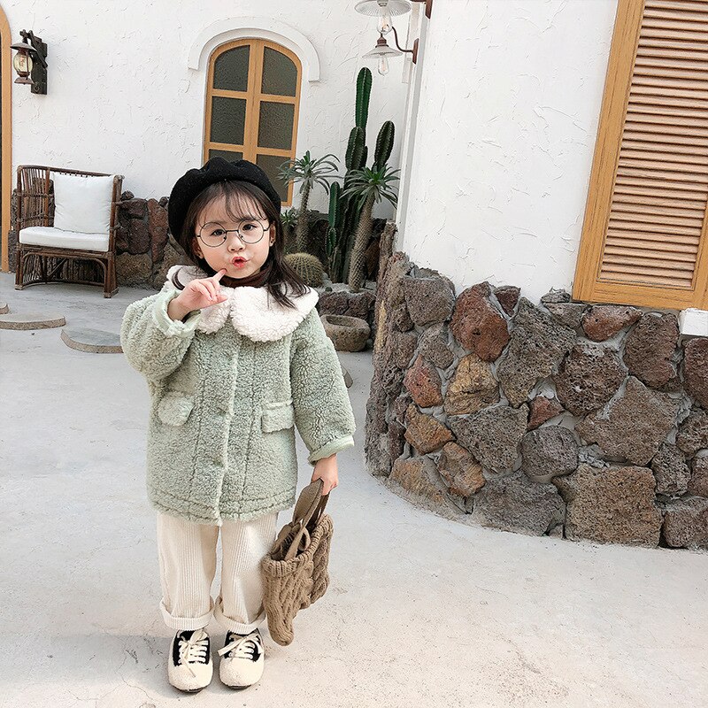 Vinterkoreansk stil pelsfortyket og varm langærmet frakke med stor krave til søde søde babypiger