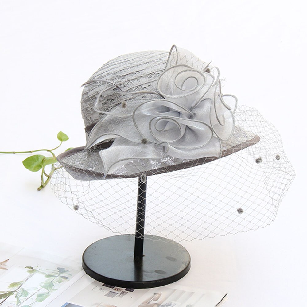 Fs beige hyvät fascinator hatut häät kentucky derby hatut naisille huntu kukka leveä lieri fedora organza kirkon hattu: Harmaa derbyhattu