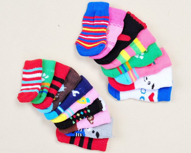 Calcetines antideslizantes de colores aleatorios para mascotas, calzas antideslizantes de dibujos animados para perros pequeños, 4 unidades