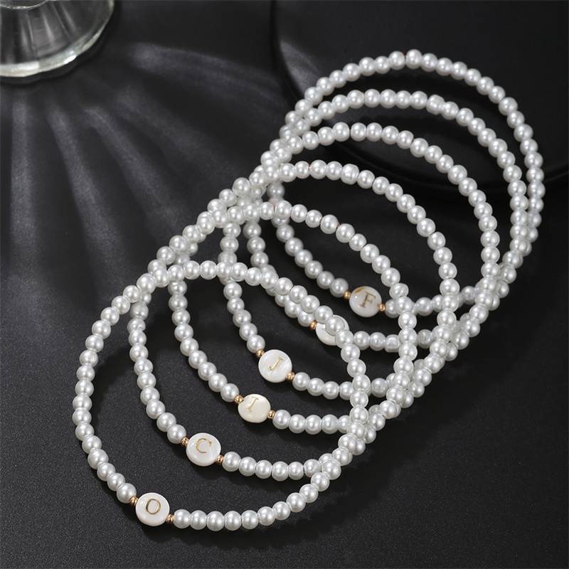 Armbånd med initialer af az til kvinder, trendy hvide perler, rundt vedhæng, elastiske armbånd, smykker, perlemor-charme, pulsera