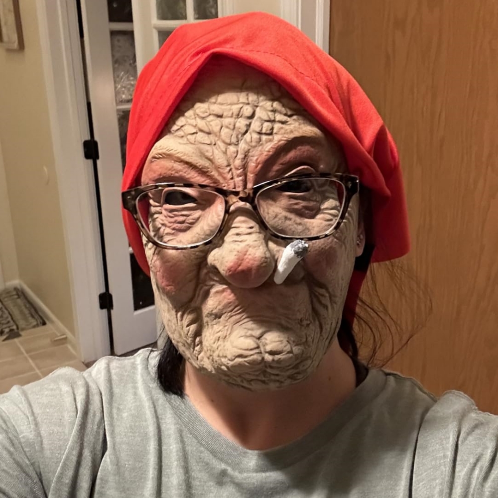 Lustige rauchende Oma alte Nana-Latexmaske Lady Grandma mit faltigem Gesicht und roten Schalmasken Halloween-Party-Kostüm-Requisiten