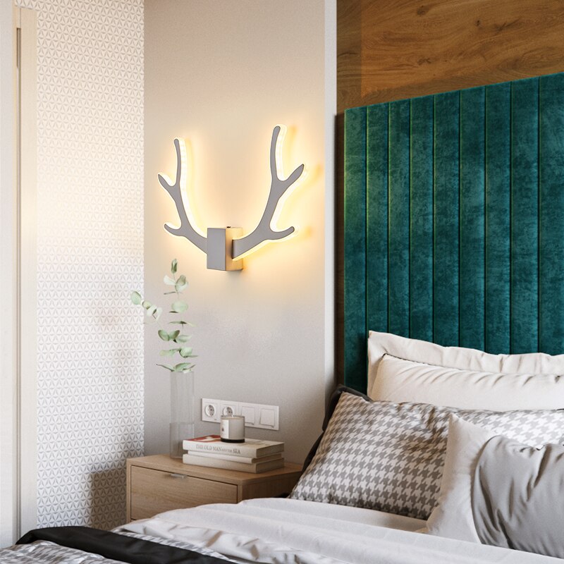 ledet vegglampe moderne stue soverom nattbord hvit ledet lampett sirkel gevir plommeblomst midtgang korridor vegglampe