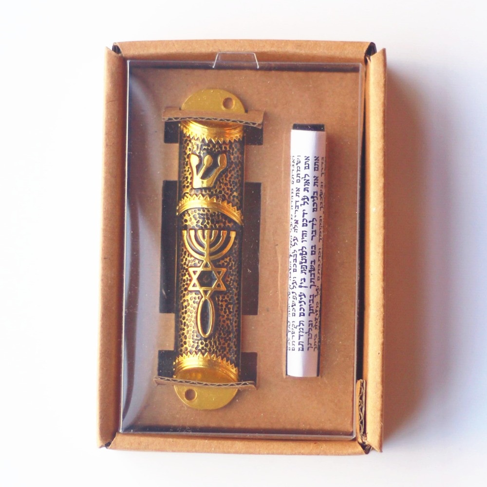 Mezuzah -kotelo mezuza -pergamentti scaroll juutalaisten talojen ja huoneiden ovipylväissä