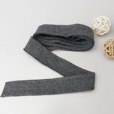 2cm brede, ensfargede, myke, ribbede t-hals i mercerisert bomull, korte mansjetter, elastisk, trådet kant: Svart nikkel