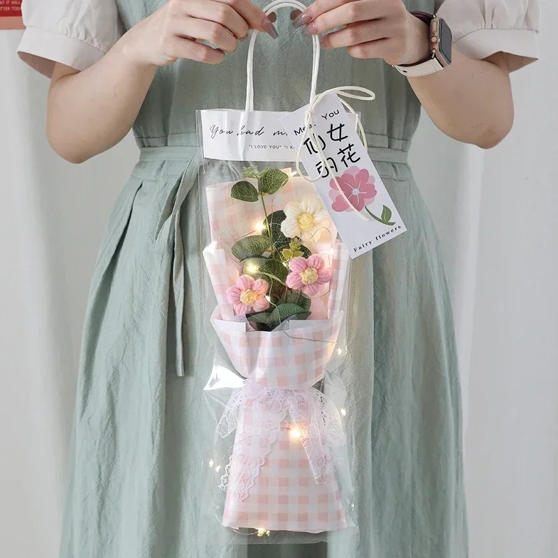 Afgewerkt Afstudeerbloemenboeket Gebreid Bloemenboeket Met Cadeautasje Lamp String Festival Moederdag Handgemaakte: Rood