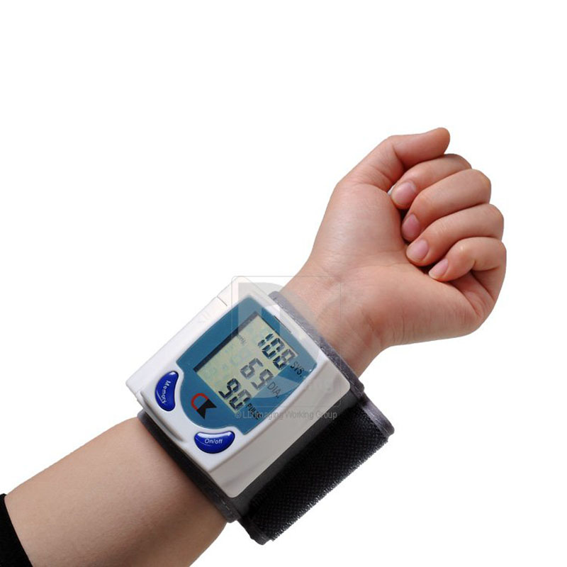 Tragbare automatische Blutdruckmessgerät blutdruck Monitor Clever Automatische LCD Digitale Handgelenk BP puls Tester Herz schlagen Meter