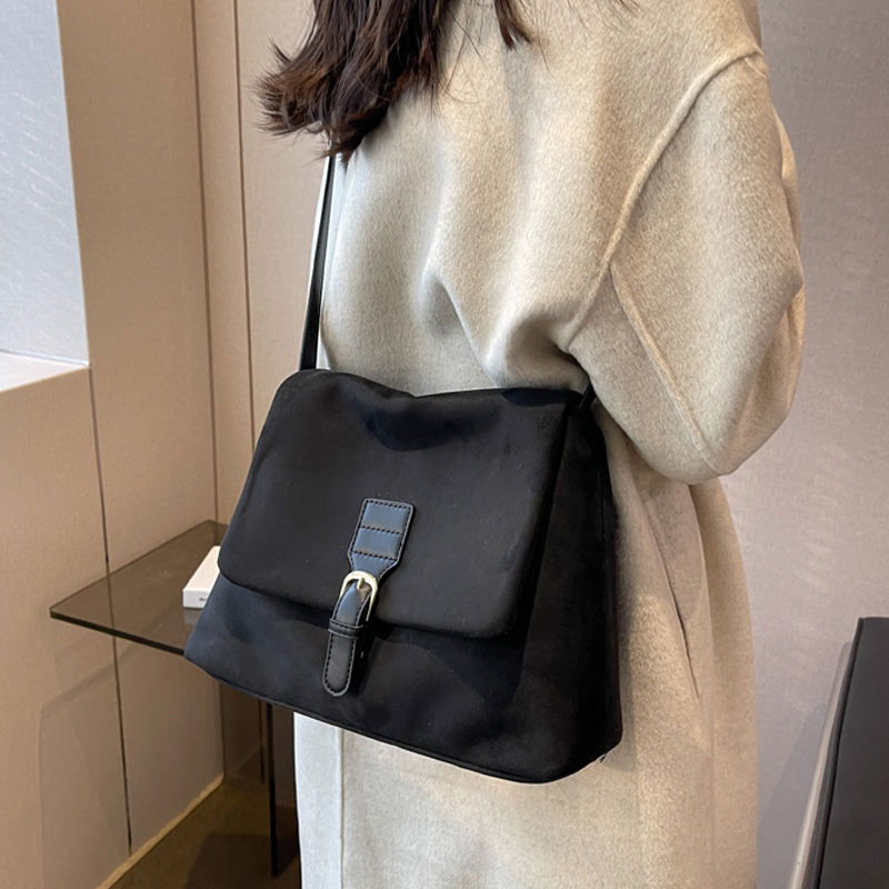 Fluwelen postbodetas Damesmode pendeltas met hoge capaciteit Eenvoudig en veelzijdig Effen kleur Suède Crossbody met één schouder: Black
