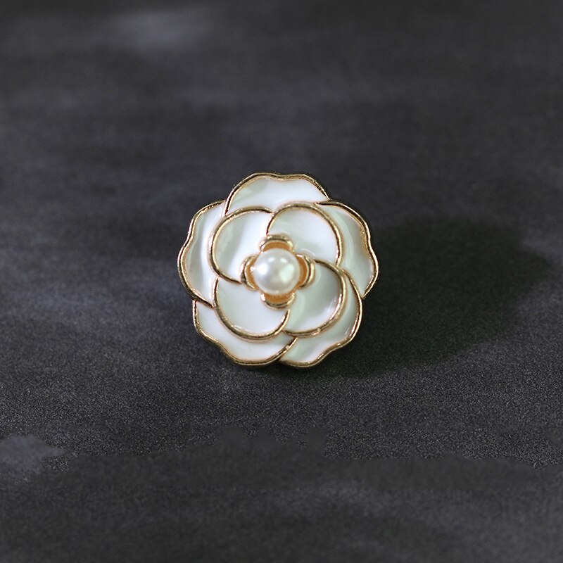 Super vackra pärlblomma knappar för skjorta dam & #39 ;s klädtillbehör svarta kjolknappar dekorativa knappar för kläder: Vit / 23mm-10 st