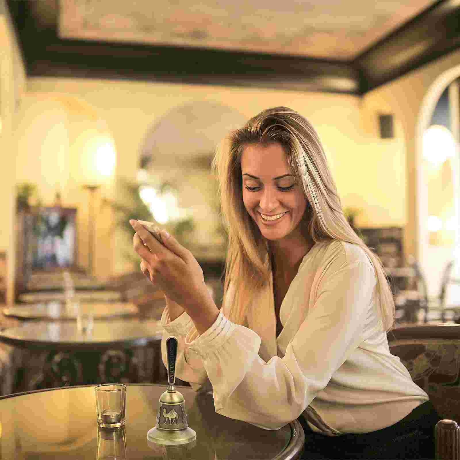 1Pc Hand Bell Retro Hand Call Bell Loud Handbell Wedding Bell Reception Bell