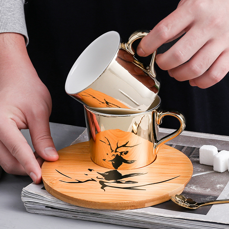 Taza de espejo dorado y platillo de madera, tazón taza de café, desayuno, leche, agua, té, amigo, el mejor de cumpleaños