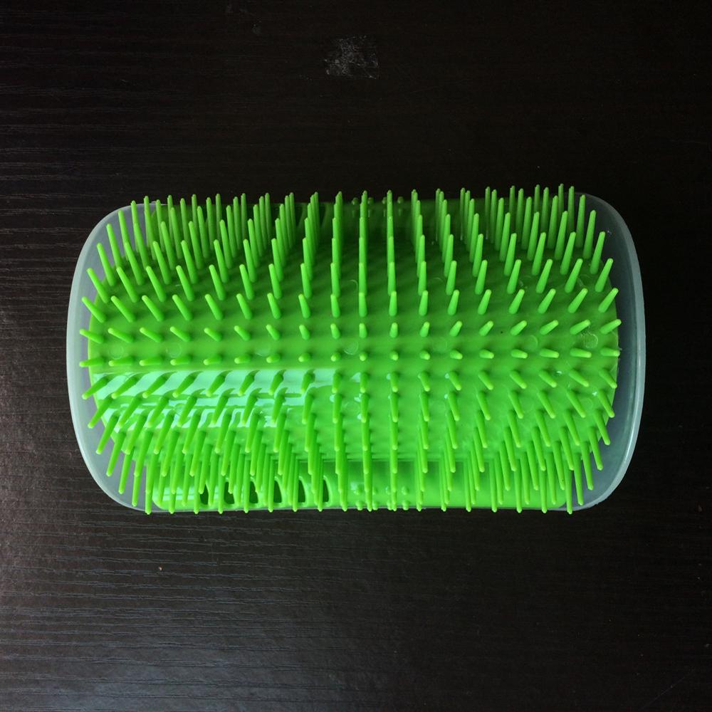 1 Pcs Corner Huisdier Borstel Kam Play Kat Speelgoed Plastic Scratch Haren Boog Massager Self Grooming Kat Scratcher: green