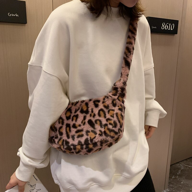 Fluffig kvinnlig handväska liten leopardmönster crossbody väska kvinnor plysch mjuk avslappnad axelväska сумка женск