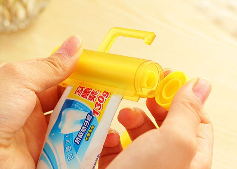 Rolling Toothpaste Squeezer and Hanger Gadget Random Color DEC889