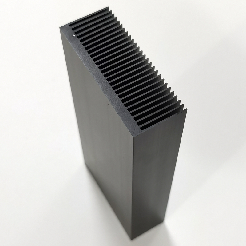 Langlebiger, silberfarbener aluminium-kühlkörper mit kühlrippen (80 x 27 x 150mm zoll) für led-leistungstransistoren und elektrische chips